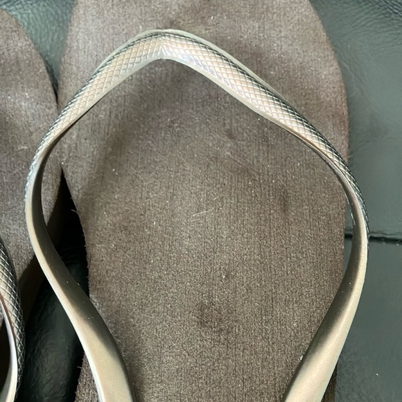 Women's Brown Flip Flop Sandals - Picture 12 of 12